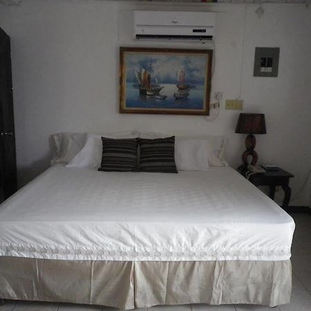 Roots Bamboo Beach Resort Negril Esterno foto