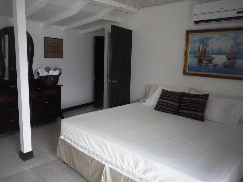Roots Bamboo Beach Resort Negril Esterno foto